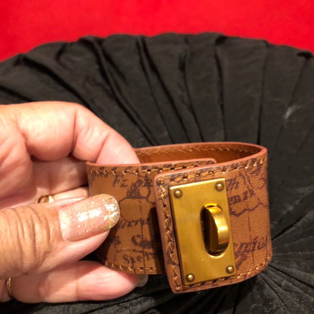 Accessory - Picture 6 of 11
